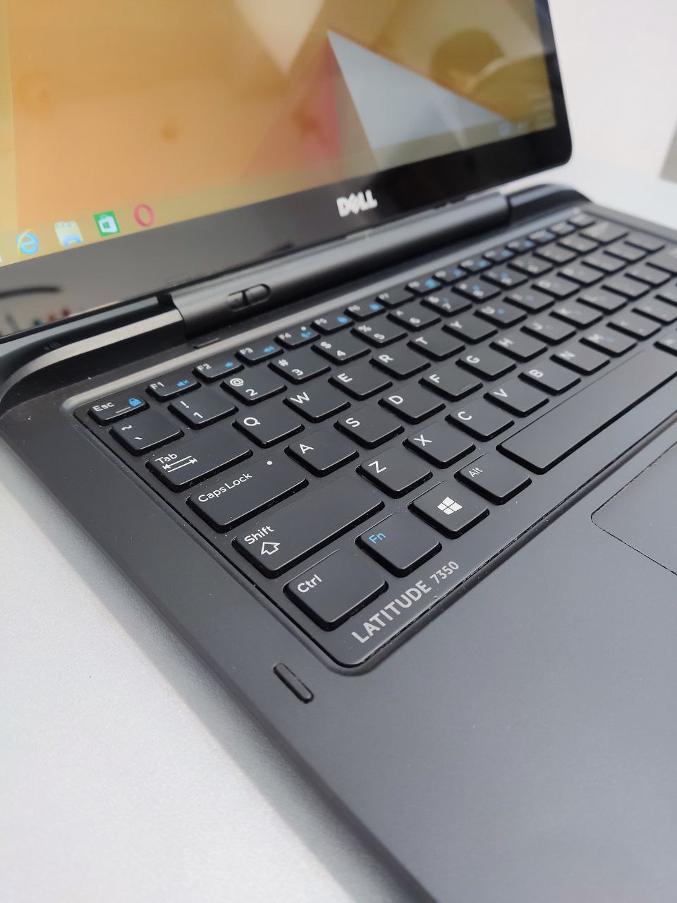 لپ تاپ استوک Dell Latitude 7350 لمسی با کیبورد جدا شونده در جهان بازار