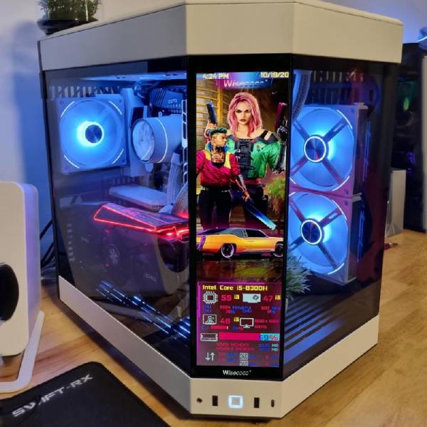 کیس HYTE Y60 LCD با صفحه نمایش LCD 12.6 اینچی که اطلاعات سیستم را بهطور زنده نمایش میدهد، ظاهری شیک و مدرن با نورپردازی جذاب به ارمغان میآورد.