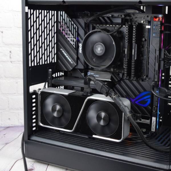 کیس HYTE Y60 LCD با طراحی شیک و نمایش کامپوننتهای داخلی، فضای گستردهای برای نصب کارت گرافیکهای بزرگ و سیستم خنککننده مایع فراهم میکند