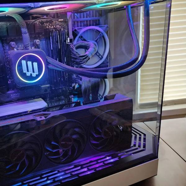 کیس HYTE Y60 LCD با طراحی شیک و نورپردازی RGB جذاب، فضای داخلی زیبا و مرتب برای نمایش سیستم و سختافزارهای قدرتمند فراهم میکند.